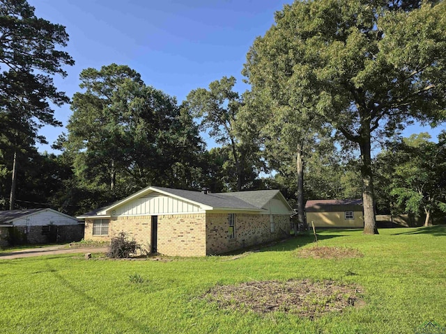 711 Wildwood Rd, Daingerfield, TX 75638 - view of green lawn