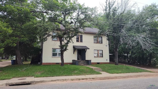 view of front facade featuring a front lawn