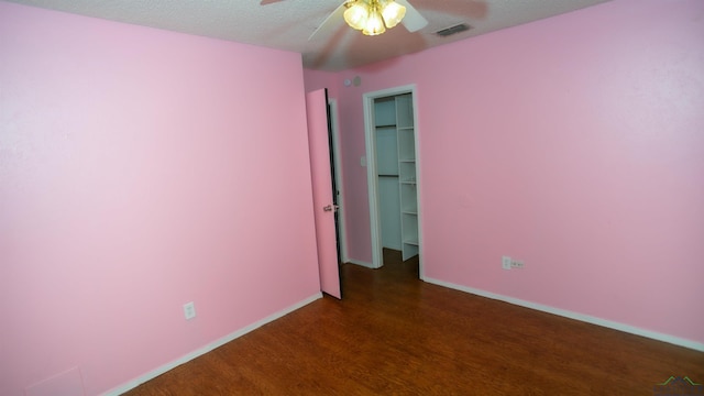 unfurnished room with dark hardwood / wood-style flooring and ceiling fan