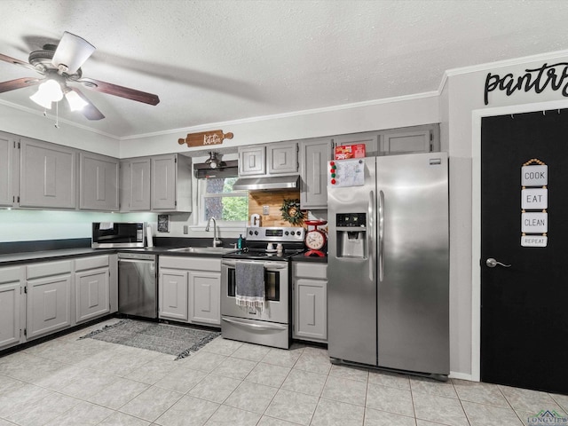 kitchen featuring gray cabinets, sink, stainless steel appliances, and a textured ceiling