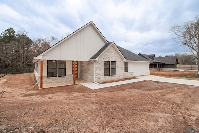 view of front facade featuring a garage