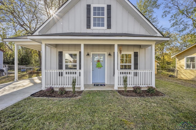 view of front of home featuring a front yard