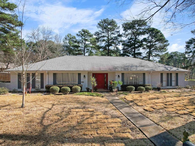 ranch-style home featuring a front lawn