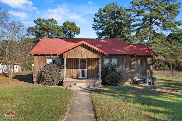 view of front facade with a front lawn