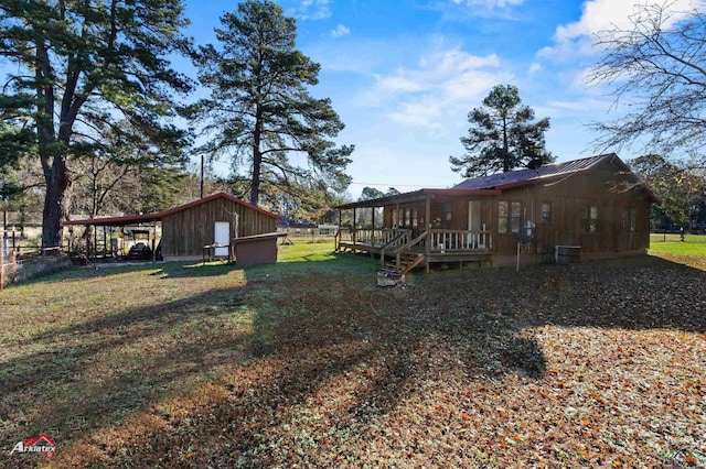 view of yard featuring an outdoor structure