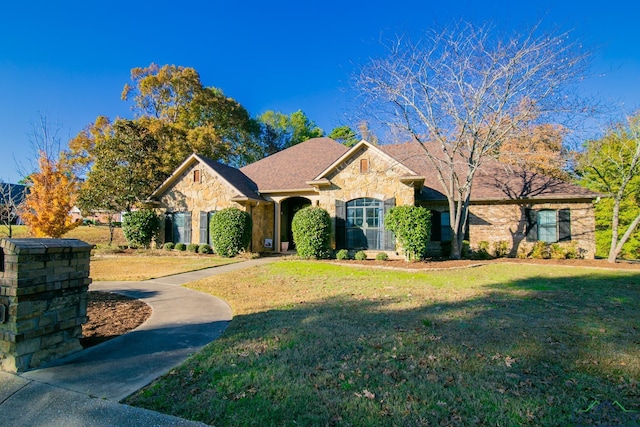 view of front facade with a front yard