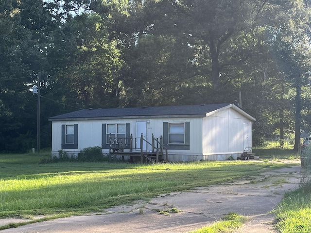 manufactured / mobile home featuring a front lawn