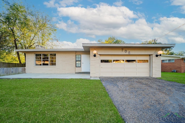 ranch-style home featuring a front lawn