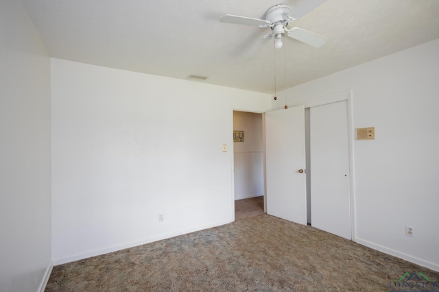 carpeted empty room featuring ceiling fan