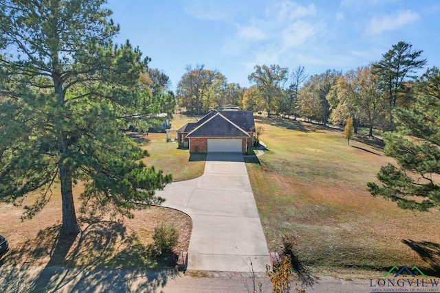 view of front facade featuring a front lawn and a garage