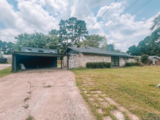 view of front facade featuring a front yard and a carport