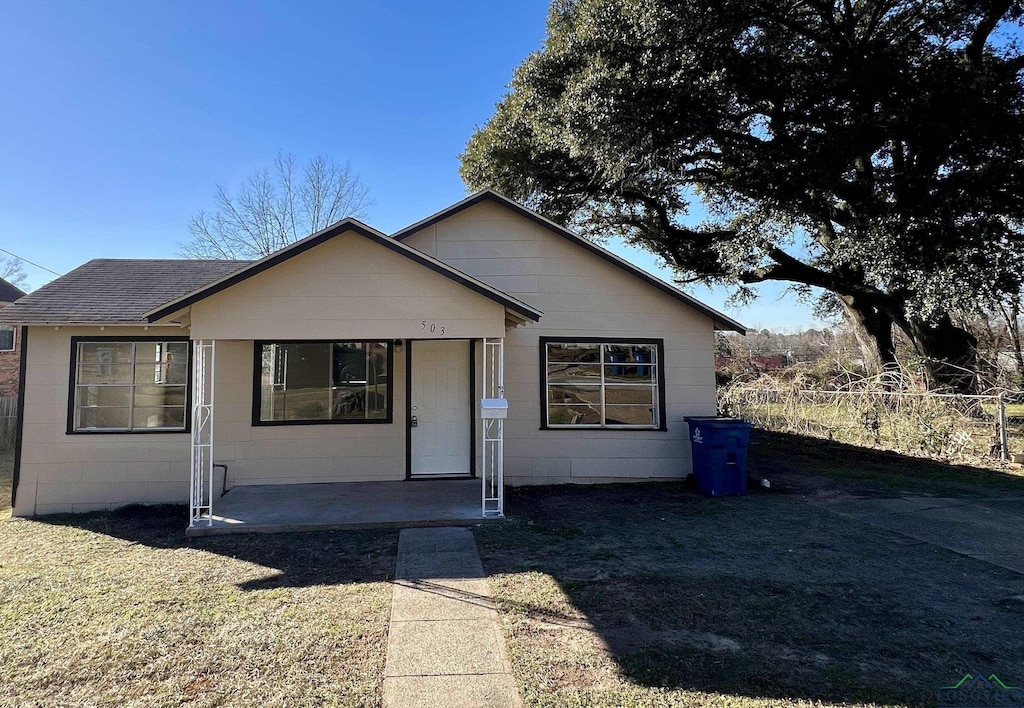 view of front of property featuring a front yard