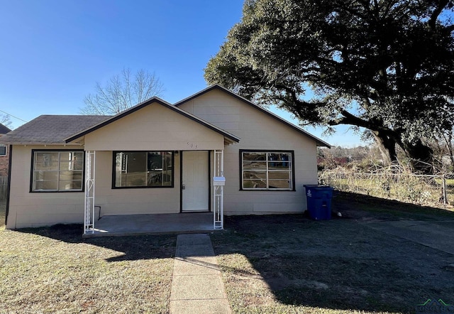 view of front of property featuring a front yard