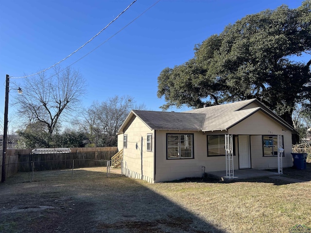 view of front facade featuring a front lawn