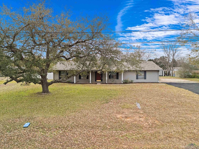 view of front of property with a front yard