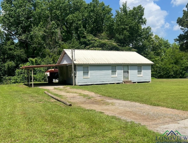 view of front of house featuring a carport and a front yard