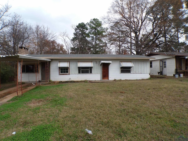 view of front of home with a front lawn