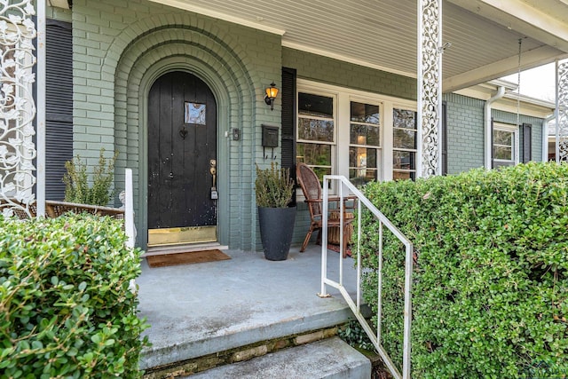 entrance to property featuring covered porch