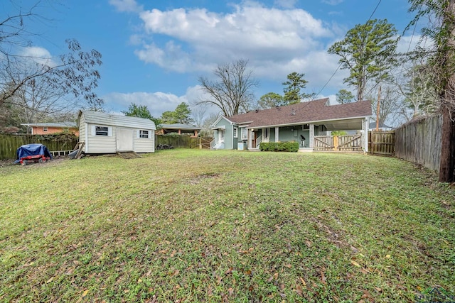 view of yard featuring a shed