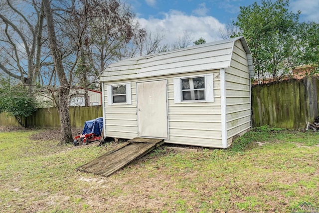 view of outdoor structure featuring a yard