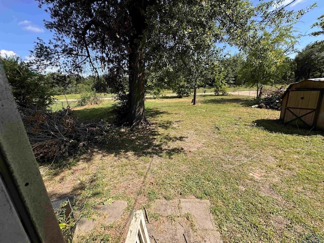 582 E Main St, Van, TX 75790 - view of grassy yard with a storage unit