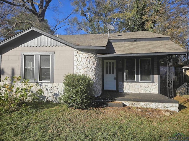 view of front of home featuring a front yard