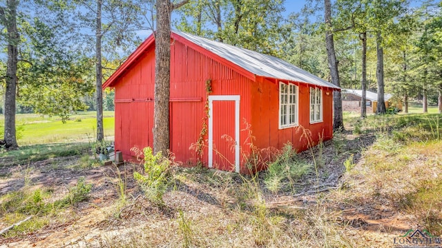 view of outdoor structure with an outbuilding