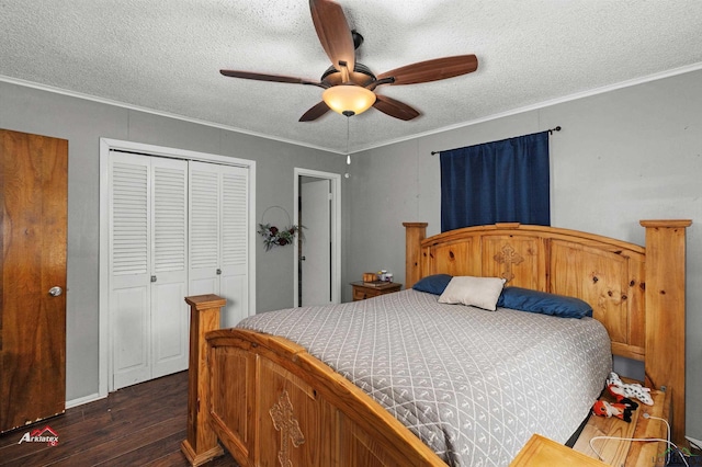 bedroom featuring dark wood-type flooring, ceiling fan, ornamental molding, a textured ceiling, and a closet