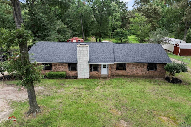 view of front of home featuring a front lawn