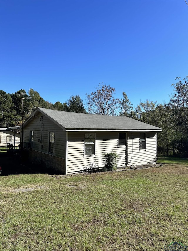 view of side of property featuring a yard