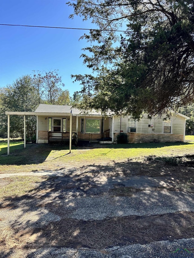 view of front facade featuring a carport and a front lawn