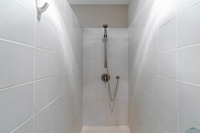 details featuring tiled shower