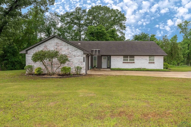 ranch-style house featuring a front lawn