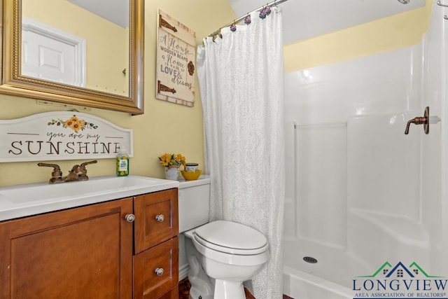 full bath featuring a shower with curtain, vanity, and toilet