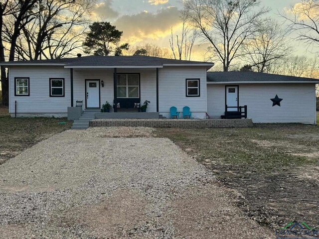 view of front facade featuring covered porch and a front yard