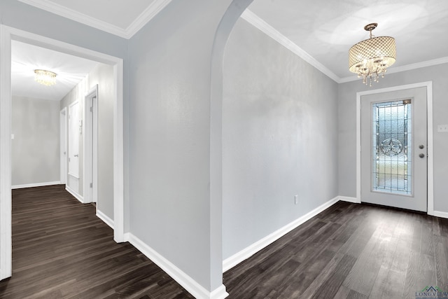 foyer entrance featuring crown molding, a notable chandelier, and dark hardwood / wood-style flooring