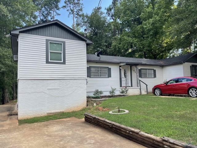 view of front of home featuring a front yard