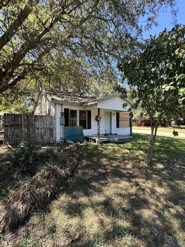 view of front of property with a front yard