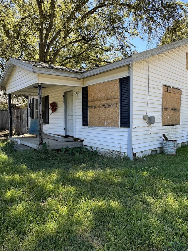 view of front of property with a front lawn and covered porch