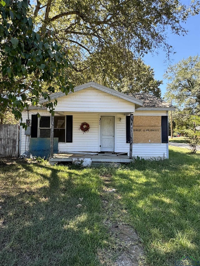 view of front facade with covered porch and a front lawn