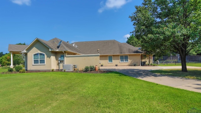 ranch-style house featuring a front yard