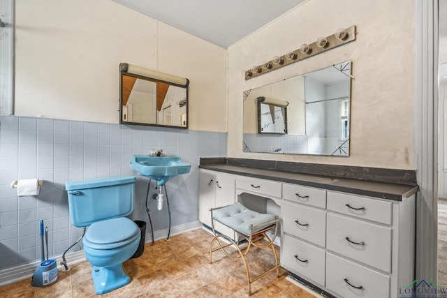 bathroom featuring sink and toilet