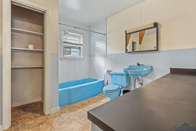 bathroom with tiled shower / bath