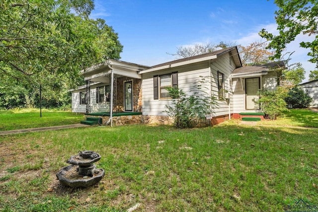 view of front of home featuring a front lawn