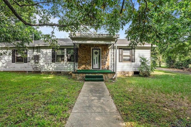 view of front of property with a front yard