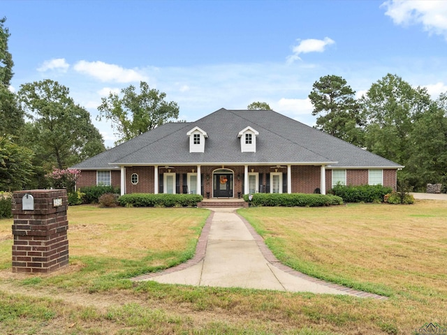 view of front of property featuring a front yard