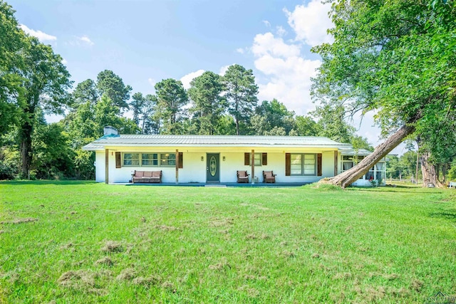 ranch-style home featuring a front lawn