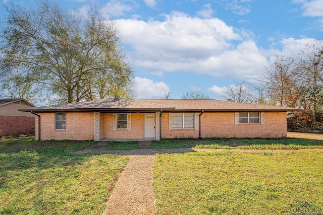 single story home with a front lawn