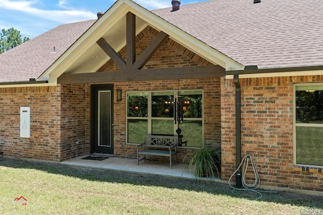 back of house featuring a lawn