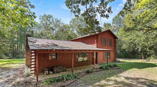 view of side of property featuring a yard